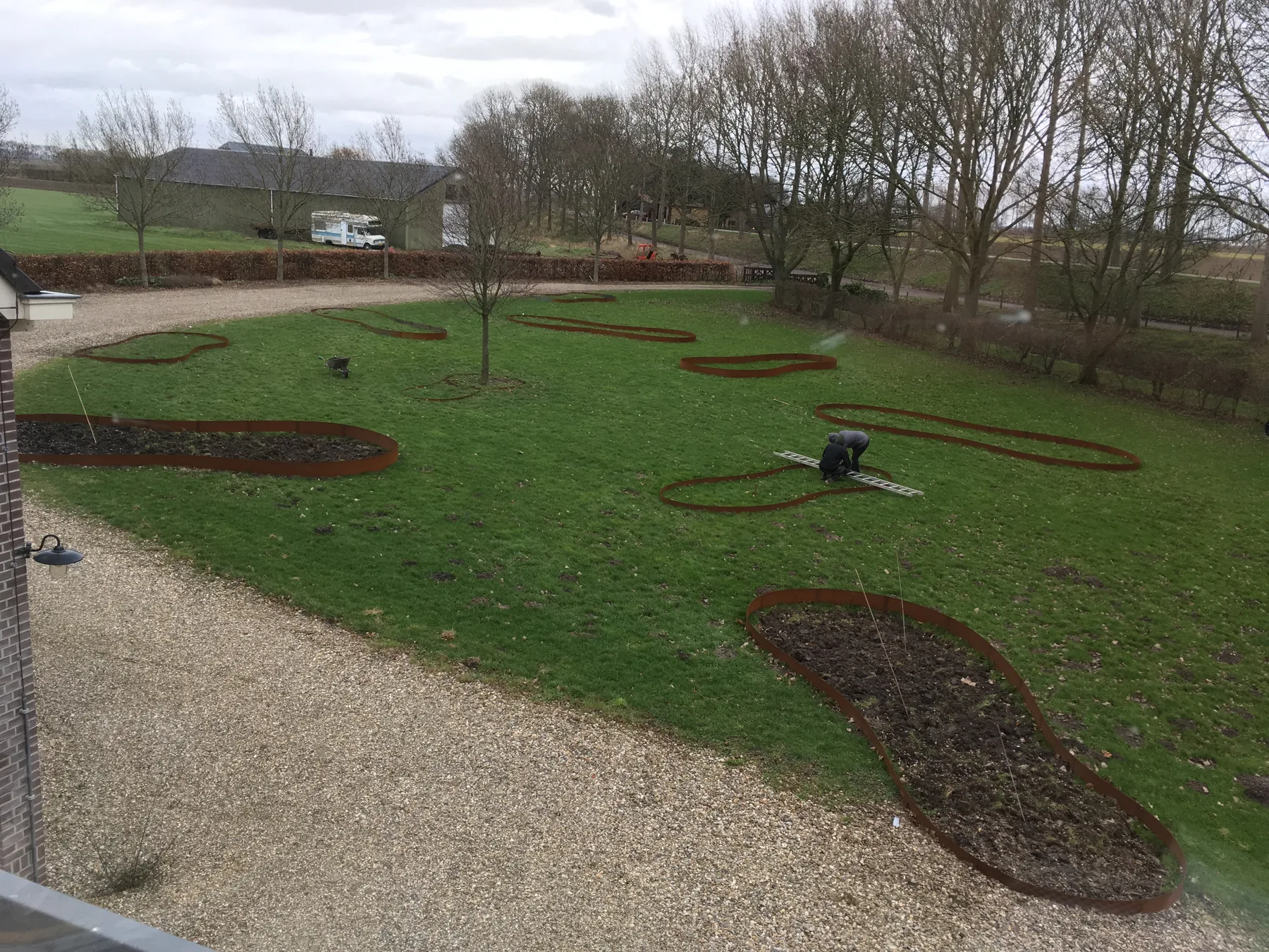 De tuin tijdens de aanleg.